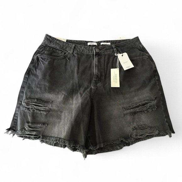 FOREVER 21+ Plus 16 Black Denim Distressed Denim Shorts NWT R$28 - Picture 2 of 8
